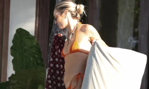 
				
					Top model Candice Swanepoel curte piscina de hotel em Trancoso, na Bahia
				
				