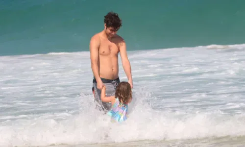 
				
					Rafa Vitti se diverte com Clara Maria em praia no Rio de Janeiro
				
				