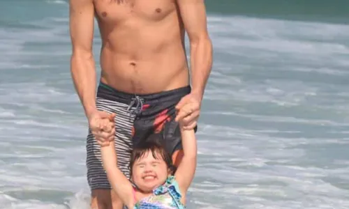 
				
					Rafa Vitti se diverte com Clara Maria em praia no Rio de Janeiro
				
				
