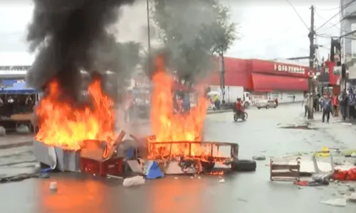 
				
					Ambulantes fazem protesto e bloqueiam rótula do bairro de Cajazeiras X, em Salvador
				
				