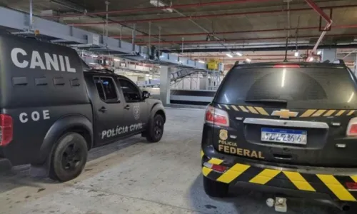 
				
					Passageiro é preso ao tentar embarcar com 14kg de drogas no aeroporto de Salvador
				
				