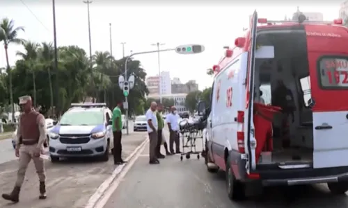 
				
					Idoso é atropelado por uma van ao atravessar rua no bairro do Comércio, em Salvador
				
				