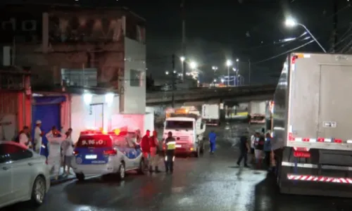 
				
					Motorista perde controle da direção e caminhão desce ladeira desgovernado em Salvador
				
				