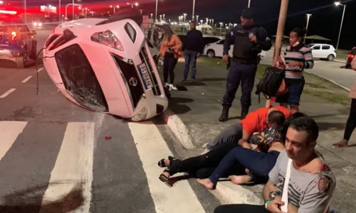
				
					Seis pessoas ficam feridas em capotamento após motorista fugir de blitz na Orla de Salvador
				
				