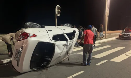 
				
					Seis pessoas ficam feridas em capotamento após motorista fugir de blitz na Orla de Salvador
				
				