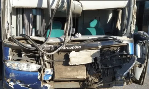
				
					Ônibus bate em fundo de carreta e duas pessoas ficam feridas na BR-242; frente do veículo ficou destruída
				
				