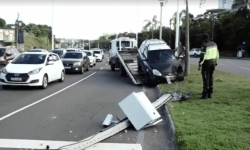 
				
					Homem passa mal ao volante e veículo fica pendurado em rua do Subúrbio Ferroviário de Salvador
				
				