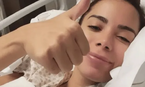 
				
					Após cirurgia, Anitta desabafa sobre recuperação: 'Fase extremamente ruim'
				
				