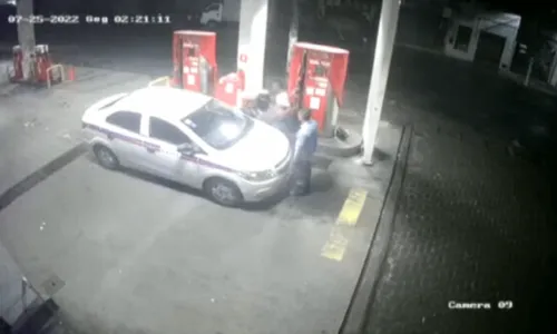 
				
					Clientes e funcionários de posto de combustível são assaltados por homens armados em Salvador
				
				