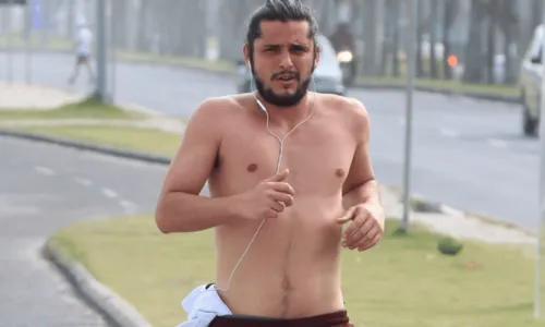 
				
					Bruno Gissoni ostenta boa forma ao correr na Barra da Tijuca; veja fotos
				
				