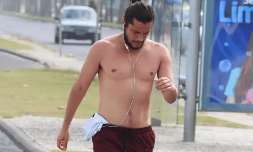 
				
					Bruno Gissoni ostenta boa forma ao correr na Barra da Tijuca; veja fotos
				
				