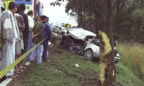 
				
					20 anos sem Claudinho: acidente de carro vitimou dupla de Buchecha e comoveu o país
				
				
