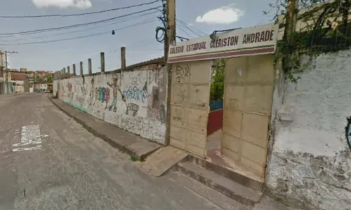 
				
					Alunas trocam socos em escola estadual de Salvador; briga foi filmada por estudantes
				
				