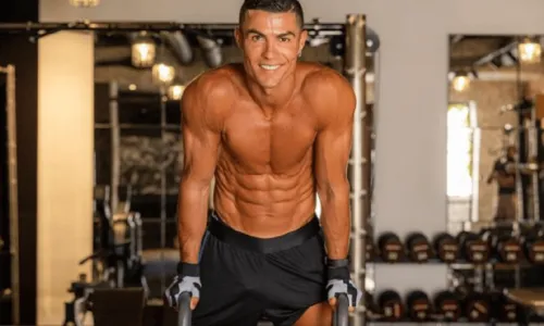 
				
					Cristiano Ronaldo realiza procedimento estético para aumentar pênis, diz jornal espanhol
				
				