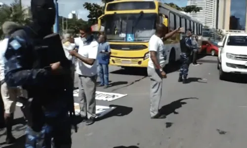 
				
					Ex-funcionários da CSN fazem protesto e bloqueiam saída de ônibus da estação da Lapa, em Salvador
				
				