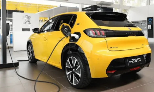 
				
					Peugeot expande ofensiva de eletrificação em mais cidades do Brasil; veja modelos
				
				