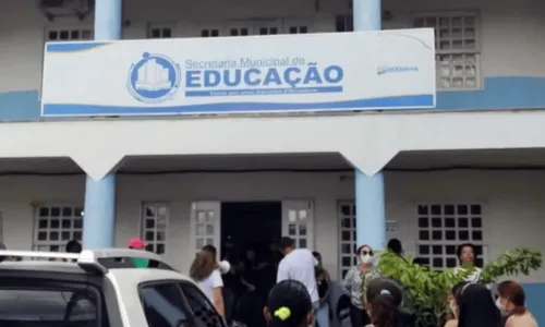 
				
					Professores municipais de Serrinha mantêm greve e 14 mil alunos seguem sem aulas
				
				