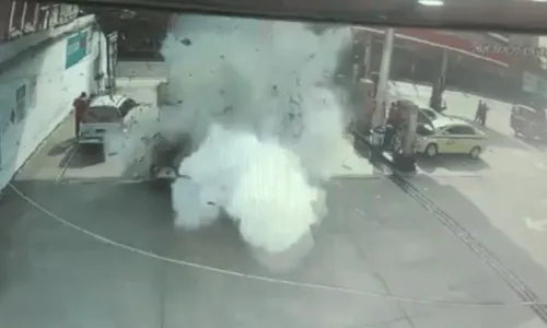 
				
					Explosão de GNV em posto de combustíveis deixa 2 feridos no RJ; vídeo mostra destruição
				
				