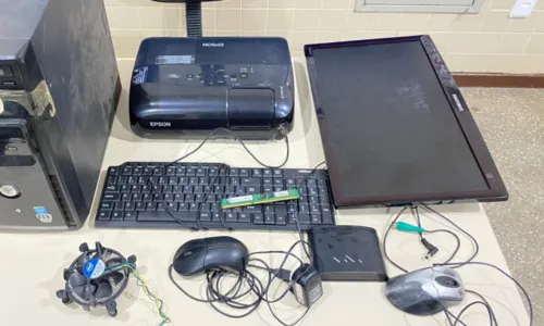 
				
					Dupla é presa após invadir colégio e furtar equipamentos de informática na Bahia
				
				