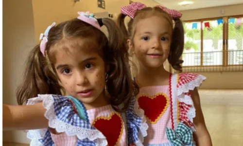 
				
					Filhas gêmeas de Ivete Sangalo roubam a cena ao dançarem 'sofrência' nas redes sociais; veja vídeo
				
				