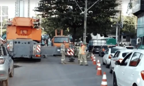
				
					Atuação de guindaste deixa trânsito congestionado na Avenida Juracy Magalhães, em Salvador
				
				