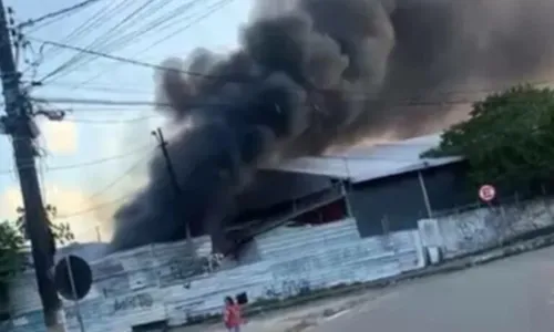 
				
					Depósito é atingido por incêndio próximo à Estação Retiro do metrô de Salvador
				
				