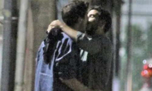 
				
					Galã de 'Além da Ilusão', Johnny Massaro dá beijão no namorado após sair de bar no RJ
				
				