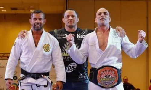 
				
					Campeão do 'BBB 10', Marcelo Dourado conquista cinturão de Jiu-Jitsu aos 50 anos
				
				