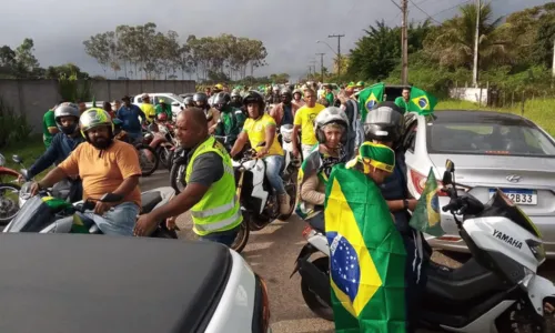 
				
					Jair Bolsonaro visita cidades baianas, é recebido por apoiadores e participa de motociata
				
				