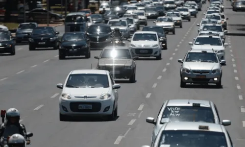 
				
					MP libera R$ 10,9 bi para auxílios a caminhoneiros e taxistas
				
				
