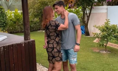 
				
					Tiago Ramos tatua nome da ex, mãe de Neymar, na costela: 'Opinião de quem não gosta não vale nada'
				
				