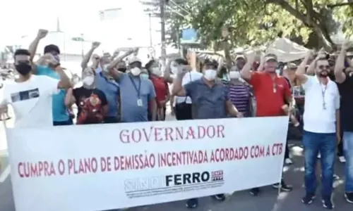 
				
					Ferroviários dispensados após desativação dos trens em Salvador fazem protesto na Calçada
				
				