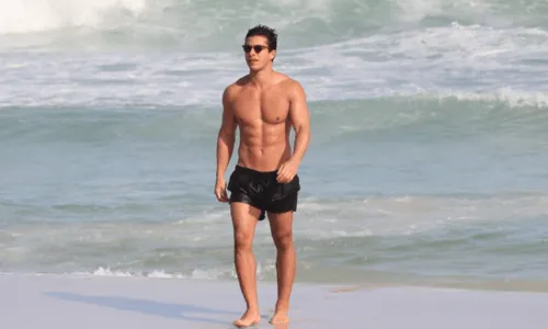 
				
					Ricky Tavares, de 'Além da Ilusão',  curte dia de sol e ostenta tanquinho na praia da Barra da Tijuca
				
				