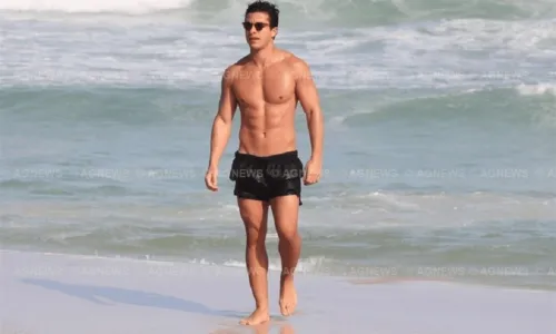 
				
					Ricky Tavares, de 'Além da Ilusão',  curte dia de sol e ostenta tanquinho na praia da Barra da Tijuca
				
				