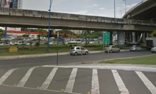 
				
					Carro bate em poste na Avenida ACM, em Salvador, e deixa pista interditada
				
				