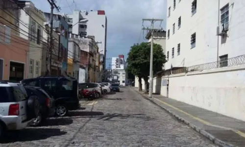 
				
					Homem é detido após confusão e perseguição policial na Mouraria, em Salvador
				
				