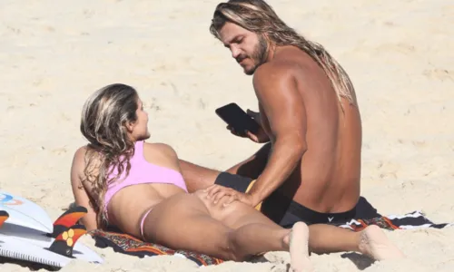
				
					Isabella Santoni e Caio Vaz curtem dia de sol em praia do São Conrado, no RJ
				
				