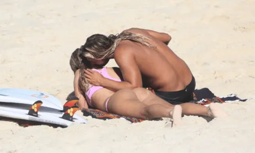 
				
					Isabella Santoni e Caio Vaz curtem dia de sol em praia do São Conrado, no RJ
				
				