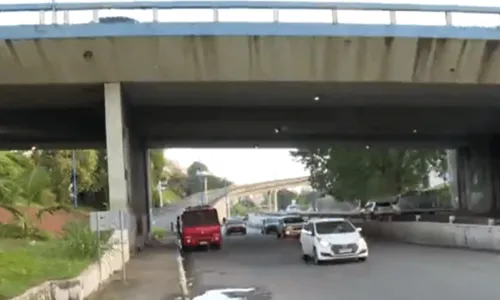 
				
					Homem cai de altura de 15 metros após acidente com moto em viaduto na Avenida Bonocô
				
				