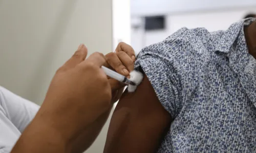 
				
					Bahia registra 2 mortes e 10 novos casos de Covid-19 em 24h
				
				