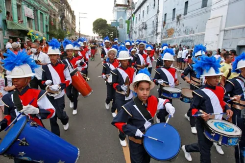 
				
					Em clima de reencontro e corrida eleitoral, desfile ao 2 de Julho é acompanhado por multidão em Salvador
				
				