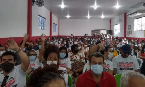 
				
					Após 2 semanas em greve, professores da rede municipal de Camaçari retornam às salas de aula
				
				