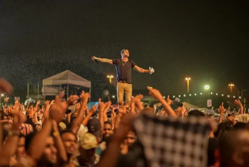 
				
					Em show solo, Simone agita penúltima noite de festa: 'Eu vou pedir a Deus que me abençoe e que os corações de Salvador sejam tocados'
				
				