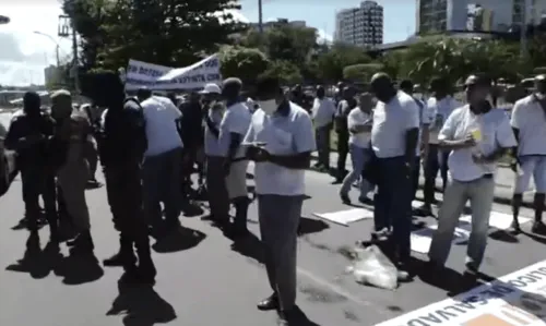 
				
					Funcionários da antiga CSN realizam protesto e bloqueiam parte da Avenida ACM, em Salvador
				
				