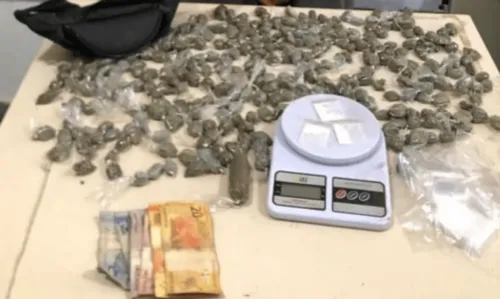 
				
					Homem é preso com mais de 300 trouxinhas de maconha que seriam vendidas em festa de São Pedro na BA
				
				