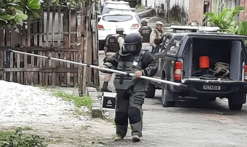 
				
					Granada é detonada pelo Bope após ser achada em rua de Salvador
				
				