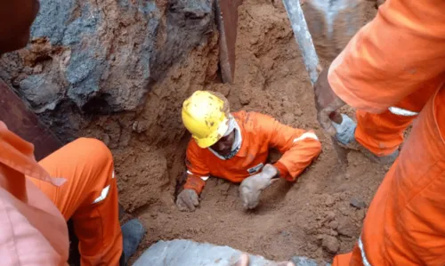 
				
					Trabalhadores sobrevivem após ficarem soterrados em obra de viaduto na Bahia
				
				