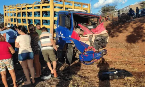 
				
					Vídeo: Batida entre caminhão e van mata 4 e deixa feridos na Bahia
				
				