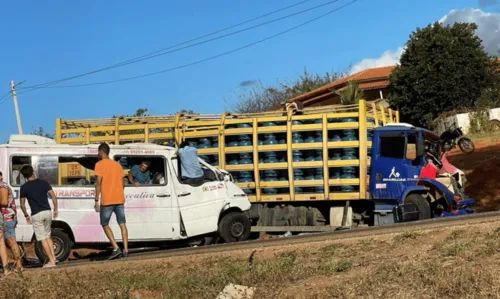 
				
					Vídeo: Batida entre caminhão e van mata 4 e deixa feridos na Bahia
				
				