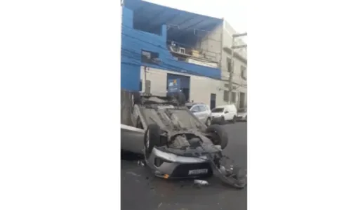 
				
					Mulher fica ferida após capotamento no bairro do Barbalho, em Salvador
				
				